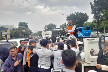 Petugas gabungan saat menertibkan 12 unit mobil dan lima sepeda motor yang parkir tidak pada tempatnya. Sejumlah kendaraan langsung diangkut hingga disanksi tilang di tempat di Jalan Mayjen Sutoyo, Cawang, Kramat Jati, Jakarta Timur, pada Rabu (12/2/2025) siang. Foto: Ist
