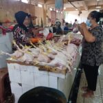 Pedagang ayam potong segar melayani pembeli di Pasar Kramat Jati, Jakarta Timur. Foto: Joesvicar Iqbal/dok/ipol.id