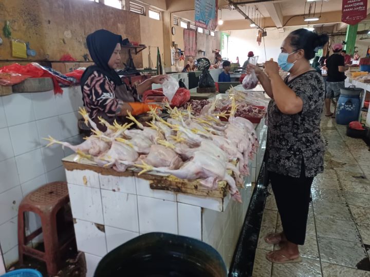 Pedagang ayam potong segar melayani pembeli di Pasar Kramat Jati, Jakarta Timur. Foto: Joesvicar Iqbal/dok/ipol.id