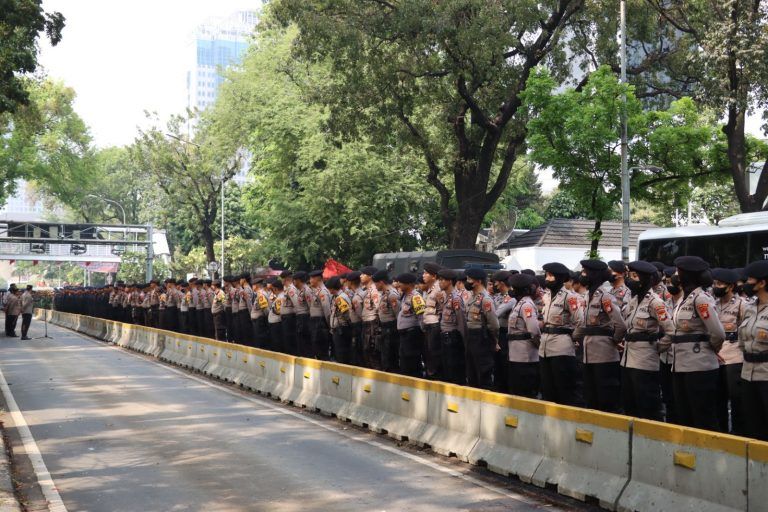 Polda Metro Jaya mengerahkan lebih dari seribu personel untuk mengawal demonstrasi mahasiswa bertajuk Indonesia Gelap. Foto: Polri