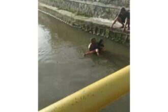 Bripka Dahlan Syamsudin terjun ke ke Sungai Cipayung, Tangerang Selatan untuk menyelamatkan seorang anak perempuan yang nyaris tenggelam. Foto: Polri