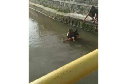 Bripka Dahlan Syamsudin terjun ke ke Sungai Cipayung, Tangerang Selatan untuk menyelamatkan seorang anak perempuan yang nyaris tenggelam. Foto: Polri