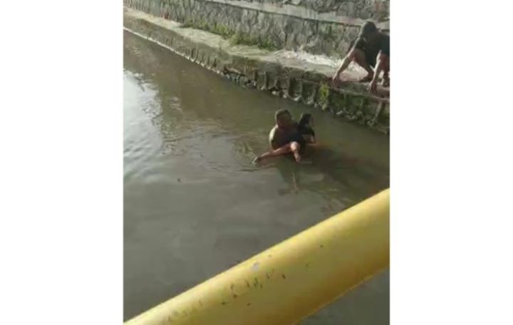 Bripka Dahlan Syamsudin terjun ke ke Sungai Cipayung, Tangerang Selatan untuk menyelamatkan seorang anak perempuan yang nyaris tenggelam. Foto: Polri