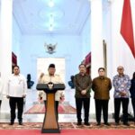 Presiden Prabowo Subianto didampingi sejumlah Menteri dan pejabat, mengumumkan kebijakan pemerintah dalam memperkuat ketahanan ekonomi nasional melalui kewajiban penyimpanan Devisa Hasil Ekspor Sumber Daya Alam (DHE SDA) di dalam negeri, Senin (17/02/2025). Foto: BPMI Setpres