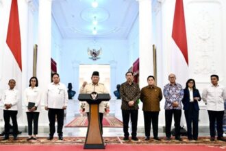 Presiden Prabowo Subianto didampingi sejumlah Menteri dan pejabat, mengumumkan kebijakan pemerintah dalam memperkuat ketahanan ekonomi nasional melalui kewajiban penyimpanan Devisa Hasil Ekspor Sumber Daya Alam (DHE SDA) di dalam negeri, Senin (17/02/2025). Foto: BPMI Setpres