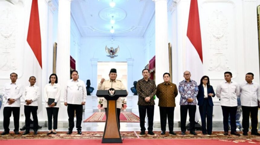 Presiden Prabowo Subianto didampingi sejumlah Menteri dan pejabat, mengumumkan kebijakan pemerintah dalam memperkuat ketahanan ekonomi nasional melalui kewajiban penyimpanan Devisa Hasil Ekspor Sumber Daya Alam (DHE SDA) di dalam negeri, Senin (17/02/2025). Foto: BPMI Setpres