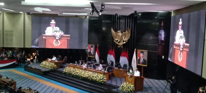 Gubernur DKI Jakarta, Pramono Anung saat berpidato di sidang paripurna istimewa.(Foto sofian/ipol.id)