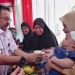 Wakil Gubernur DKI Jakarta, Rano Karno menghadiri acara pemberian sarapan bergizi bagi seratusan balita, ibu hamil dan menyusui di Kelurahan Kebon Kacang, Tanah Abang, Jakarta Pusat, Rabu (26/2/2025). Foto: Pemprov DKI