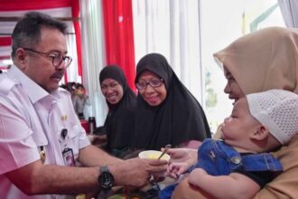 Wakil Gubernur DKI Jakarta, Rano Karno menghadiri acara pemberian sarapan bergizi bagi seratusan balita, ibu hamil dan menyusui di Kelurahan Kebon Kacang, Tanah Abang, Jakarta Pusat, Rabu (26/2/2025). Foto: Pemprov DKI