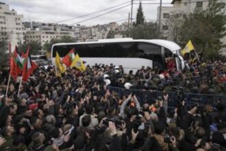 Israel membebaskan 183 tahanan Palestina dalam pertukaran kelima ssejak gencatan senjata pada 19 Januari. Sebagian besar kondisi mereka lemah dan menderita sakit kulit (Foto: AP)