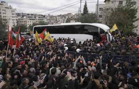 Israel membebaskan 183 tahanan Palestina dalam pertukaran kelima ssejak gencatan senjata pada 19 Januari. Sebagian besar kondisi mereka lemah dan menderita sakit kulit (Foto: AP)