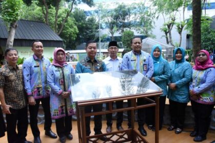 Penjabat (Pj) Gubernur DKI Jakarta, Teguh Setyabudi didampingi Pelaksana Tugas (Plt) Asisten Kesra DKI, Hendra Hidayat dan Plt Wali Kota Administrasi Jakarta Timur, Iin Mutmainnah saat meresmikan Taman Pelataran Timo di halaman Gedung B 2, Kantor Walikota Jakarta Timur, pada Kamis (13/2/2025). Foto: Ist