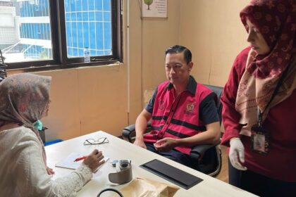 Eks Mendag Tom Lembong saat diserahkan oleh penyidik pidana khusus Kejaksaan Agung kepada Jaksa Penuntut Umum Kejaksaan Negeri Jakarta Pusat, Jumat (14/2/2025). Foto: Dok Puspenkum Kejaksaan Agung