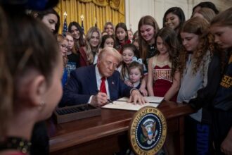 Presiden Donald Trump menandatangani perintah larangan transgender berkompetisi dalam olahraga wanita pada Hari Anak Perempuan dan Perempuan dalam Olahraga Nasional. Foto: X @POTUS