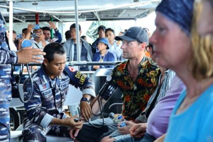 WNA bernama Brano berhasil diselamatkan TNI AL dari , insiden tenggelamnya kapal wisata KM Putri Papua di perairan Papua.