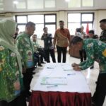 Wali Kota Jakarta Selatan, Munjirin saat menyaksikan penanandatangan komitmen pencanangan pembangunan zona integritas menuju Wilayah Bebas dari Korupsi (WBK) di Kantor Kecamatan Cilandak, pada Kamis (13/2/2025). Foto: Ist