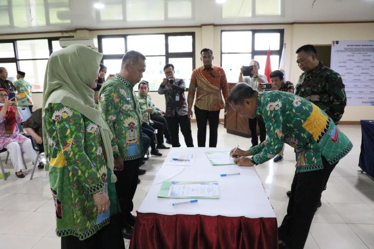 Wali Kota Jakarta Selatan, Munjirin saat menyaksikan penanandatangan komitmen pencanangan pembangunan zona integritas menuju Wilayah Bebas dari Korupsi (WBK) di Kantor Kecamatan Cilandak, pada Kamis (13/2/2025). Foto: Ist