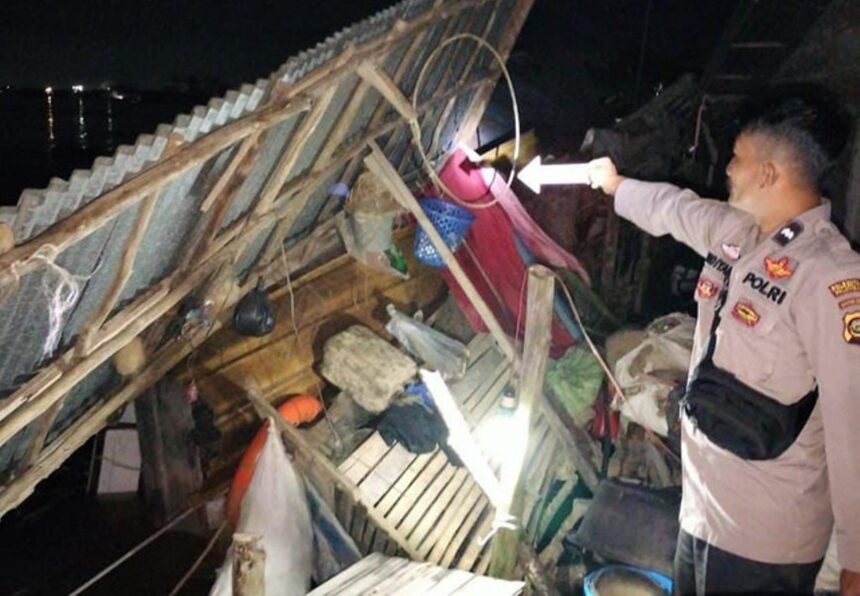 Rumah warga di tepian Sungai Musi rusak ditabrak kapal tongkang bermuatan batu bara. Foto: dok. Polsek Kertapati Palembang