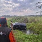 Mobil terlempar saat angin puting beliung menerang Kampung Telajung di RT 02 RW 05 Desa Telajung, Kecamatan Cikarang Barat, Kabupaten Bekasi, Senin (17/3/2025). Foto: Ist