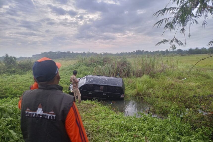 Mobil terlempar saat angin puting beliung menerang Kampung Telajung di RT 02 RW 05 Desa Telajung, Kecamatan Cikarang Barat, Kabupaten Bekasi, Senin (17/3/2025). Foto: Ist