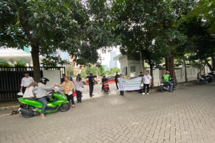 Karyawan Kantor Cabang BPJS Ketenagakerjaan Grha BPJamsostek membagikan takjil kepada masyarakat di pinggir jalan Gatot Subroto Jakarta. Foto: Ist