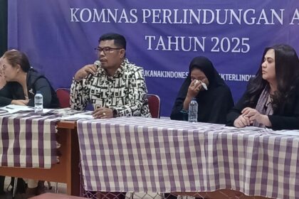 Catatan Ketua Umum Komnas Perlindungan Anak, Agustinus Sirait dan jajaran bersama Cornelia Agatha, Aktivis Indonesia yang peduli terhadap kasus kekerasan dialami perempuan dan anak dalam mendampingi S Ibu korban ((hijab) yang anaknya menjadi korban kekerasan seksual di Jakarta Timur, Rabu (12/3/2025). Foto: Joesvicar Iqbal/dok/ipol.id