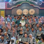 Ketua Panitia Ramadan Kareem Apartemen Kalibata City, Syamsul Arief bersama Ketua Perhimpunan Pemilik dan Penghuni Satuan Rumah Susun (P3SRS) Apartemen Kalibata City, Musdalifah Pangka, General Manager Apartemen Kalibata City (Kalcit), Martiza Melati, Ustaz Das'ad Latif, Wali Kota Jakarta Selatan, Munjirin, CEO Inner City Krisdiarto serta para penghuni Apartemen Kalcit dalam kegiatan Ramadan Kareem berbagi dan buka bersama anak yatim, Kamis (6/3/2025). Foto: Joesvicar Iqbal/ipol.id