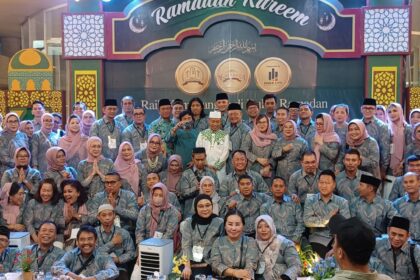 Ketua Panitia Ramadan Kareem Apartemen Kalibata City, Syamsul Arief bersama Ketua Perhimpunan Pemilik dan Penghuni Satuan Rumah Susun (P3SRS) Apartemen Kalibata City, Musdalifah Pangka, General Manager Apartemen Kalibata City (Kalcit), Martiza Melati, Ustaz Das'ad Latif, Wali Kota Jakarta Selatan, Munjirin, CEO Inner City Krisdiarto serta para penghuni Apartemen Kalcit dalam kegiatan Ramadan Kareem berbagi dan buka bersama anak yatim, Kamis (6/3/2025). Foto: Joesvicar Iqbal/ipol.id