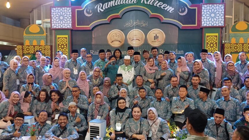 Ketua Panitia Ramadan Kareem Apartemen Kalibata City, Syamsul Arief bersama Ketua Perhimpunan Pemilik dan Penghuni Satuan Rumah Susun (P3SRS) Apartemen Kalibata City, Musdalifah Pangka, General Manager Apartemen Kalibata City (Kalcit), Martiza Melati, Ustaz Das'ad Latif, Wali Kota Jakarta Selatan, Munjirin, CEO Inner City Krisdiarto serta para penghuni Apartemen Kalcit dalam kegiatan Ramadan Kareem berbagi dan buka bersama anak yatim, Kamis (6/3/2025). Foto: Joesvicar Iqbal/ipol.id