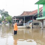 BPBD Kabupaten Musi Banyuasin meninjau kejadian bencana banjir melanda di wilayah Kabupaten Musi Banyuasin, Sumatera Selatan, pada Minggu (9/3/2025). Foto: Ist