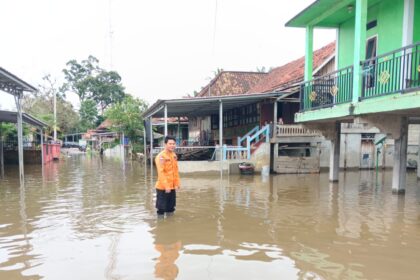 BPBD Kabupaten Musi Banyuasin meninjau kejadian bencana banjir melanda di wilayah Kabupaten Musi Banyuasin, Sumatera Selatan, pada Minggu (9/3/2025). Foto: Ist