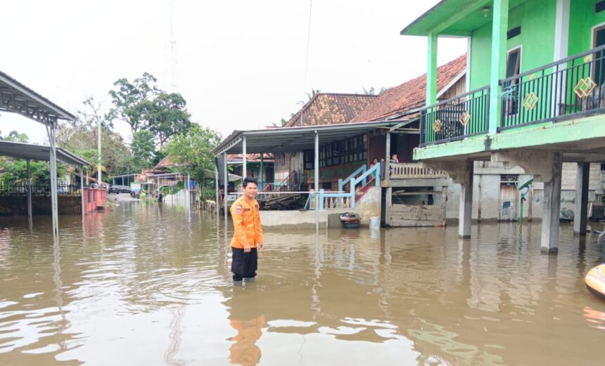 BPBD Kabupaten Musi Banyuasin meninjau kejadian bencana banjir melanda di wilayah Kabupaten Musi Banyuasin, Sumatera Selatan, pada Minggu (9/3/2025). Foto: Ist