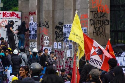 Mahasiswa bersama koalisi sipil melakukan aksi demonstrasi di depan gedung DPR RI, Jakarta, 27 Maret 2025.