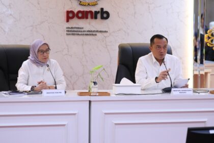 Menteri Sekretaris Negara Prasetyo Hadi, saat konferensi pers pengangakatan CASN 2024 bersama Menteri Pendayagunaan Aparatur Negara dan Reformasi Birokrasi (PANRB) Rini Widyantini, di Jakarta pada Senin (17/03/2025).