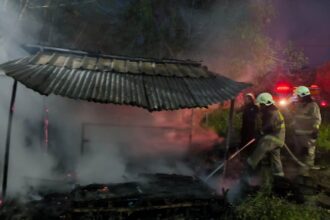 Sejumlah petugas Damkar saat berupaya memadamkan api yang melumat gubuk di Jalan Inspeksi Pool PPD, RT 1 RW 7, Kel. Cakung Barat, Kec. Cakung, Jakarta Timur, pada Senin (10/3/2025). Foto: Ist