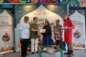 Dalam acara Sharp Bersedekah 2025, Masak Bareng #DenganHati, Head of Marketing Communication Division, PT Sharp Electronics Indonesia, Martinus Roy Hunto bersama Senior PR & Brand Communication Manager, PT Sharp Electronics Indonesia, Pandu Setio, memberikan sembako kepada warga di RPTRA Pesona Tipar di Jl. Taruna II, Semper Barat, Cilincing, Jakarta Utara, Jumat (14/3/2025) sore. Hadir Chef Muto dan Lurah setempat. Foto: Joesvicar Iqbal/ipol.id