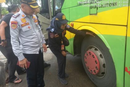 Unit Pengelola Pengujian Kendaraan Bermotor (UP-PKB) Jagakarsa saat pra ramp check bus Antar Kota Antar Provinsi (AKAP) di Terminal Lebak Bulus, Jakarta Selatan, pada Selasa (18/3/2025). Foto: Ist