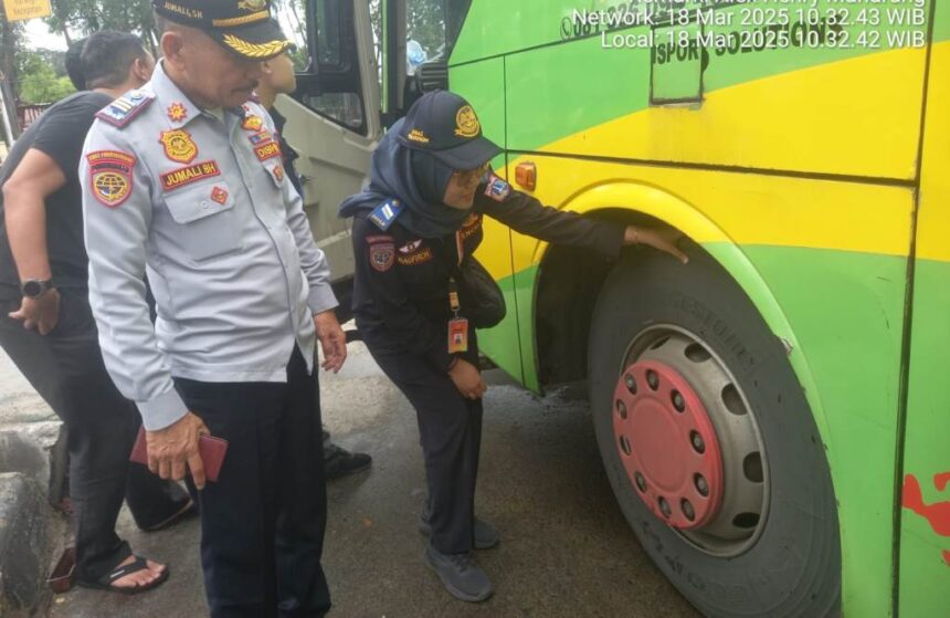 Unit Pengelola Pengujian Kendaraan Bermotor (UP-PKB) Jagakarsa saat pra ramp check bus Antar Kota Antar Provinsi (AKAP) di Terminal Lebak Bulus, Jakarta Selatan, pada Selasa (18/3/2025). Foto: Ist