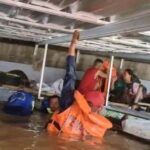 Sejumlah petugas Suku Dinas Penanggulangan Kebakaran dan Penyelamatan Jakarta Timur, saat melakukan evakuasi terhadap sejumlah warga yang terjebak banjir di atas atap rumah, pada Selasa (4/3/2025). Foto: Ist