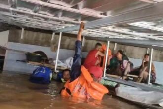 Sejumlah petugas Suku Dinas Penanggulangan Kebakaran dan Penyelamatan Jakarta Timur, saat melakukan evakuasi terhadap sejumlah warga yang terjebak banjir di atas atap rumah, pada Selasa (4/3/2025). Foto: Ist