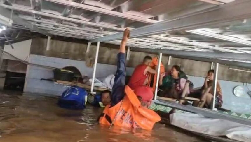 Sejumlah petugas Suku Dinas Penanggulangan Kebakaran dan Penyelamatan Jakarta Timur, saat melakukan evakuasi terhadap sejumlah warga yang terjebak banjir di atas atap rumah, pada Selasa (4/3/2025). Foto: Ist