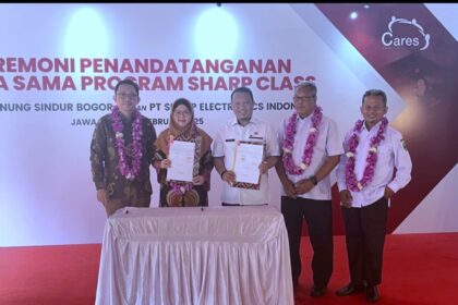 perwakilan Sharp bersama perwakilan sekolah menunjukkan MoU kerjasama yang telah ditandatangani oleh kedua belah pihak disaksikan oleh perwakilan dari dinas pendidikan
