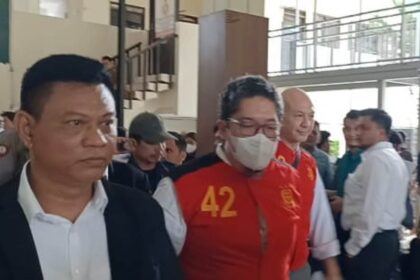 Dua terdakwa anak bos Prodia, Arif Nugroho dan alias Bastian dan Muhammad Bayu Hartono mengenakan rompi tahanan saat menjalani sidang perdana perkara tindak pidana pembunuhan dan asusila digelar di Pengadilan Negeri Jakarta Selatan, pada Rabu (12/3/2025). Foto: Joesvicar Iqbal/ipol.id