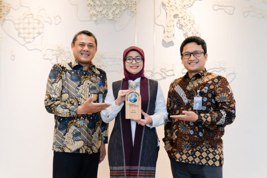 Dalam ajang tahunan Global Finance 2025 GW Platt FX Award, Bank Mandiri dinobatkan sebagai pemenang dalam kategori Country and Territory Winners - Indonesia. Foto: Bank Mandiri