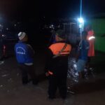 BPBD Kabupaten Situbondo bersama petugas gabungan melakukan kaji cepat di wilayah terdampak banjir Kecamatan Kendit, Kabupaten Situbondo, Provinsi Jawa Timur, Rabu (12/3/2025) malam. Foto: BPBD Kabupaten Situbondo