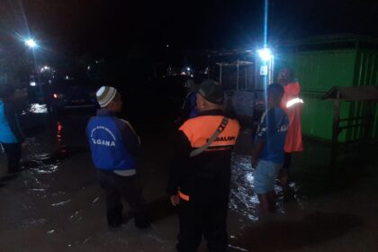 BPBD Kabupaten Situbondo bersama petugas gabungan melakukan kaji cepat di wilayah terdampak banjir Kecamatan Kendit, Kabupaten Situbondo, Provinsi Jawa Timur, Rabu (12/3/2025) malam. Foto: BPBD Kabupaten Situbondo