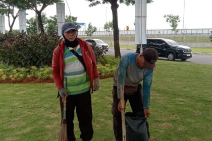Simin (kiri), warga Teluk Naga yang menjadi petugas kebersihan di PSN PIK 2. Foto sofian/ipol.id