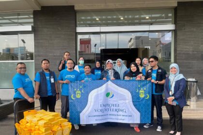 BPJS Ketenagakerjaan Jakarta Pluit menggelar kegiatan berbagi takjil kepada masyarakat