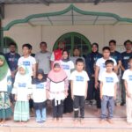 Relawan Program "Sobat Aksi BUMN 2025" bersama dengan 12 anak yatim dari Desa Banyuasin pada program "Sobat Aksi BUMN 2025" di Desa Banyuasin, Kecamatan Riau Silip, Kabupaten Bangka, Kepulauan Bangka Belitung yang berlangsung pada Sabtu (15/3/2025). Foto: Telkom Indonesia