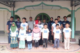 Relawan Program "Sobat Aksi BUMN 2025" bersama dengan 12 anak yatim dari Desa Banyuasin pada program "Sobat Aksi BUMN 2025" di Desa Banyuasin, Kecamatan Riau Silip, Kabupaten Bangka, Kepulauan Bangka Belitung yang berlangsung pada Sabtu (15/3/2025). Foto: Telkom Indonesia